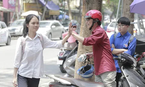 Cách phụ huynh Hà Nội động viên tinh thần con trước giờ G thi vào 10